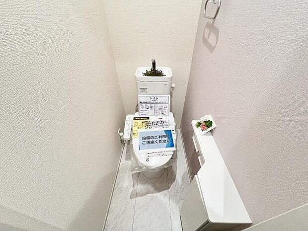 《トイレ》　■窓のあるトイレは明るい空間で清潔感があります。