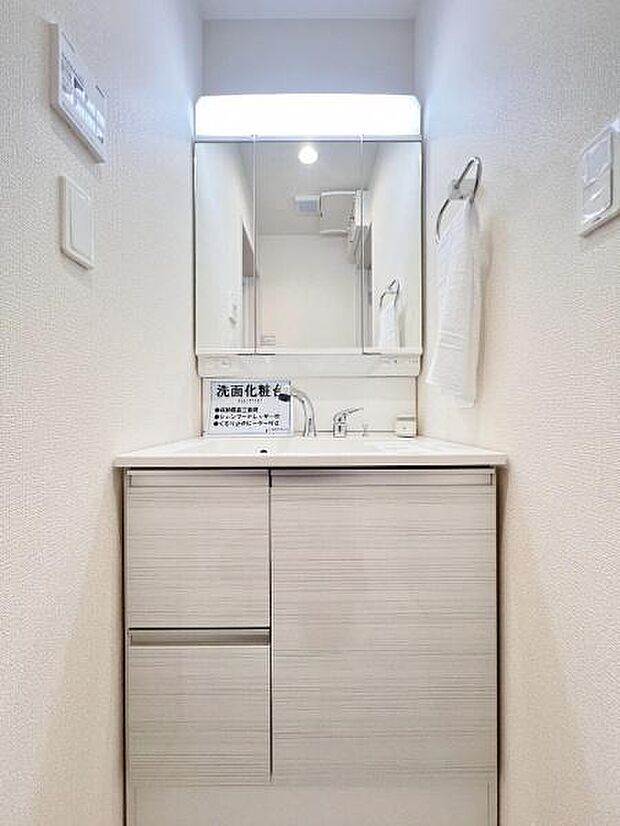 《洗面化粧台》　■使いやすいシャープなデザインの洗面化粧台。