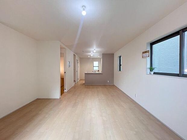 《リビングダイニング》　■開放的で広いリビング。のびのびとくつろげるリビングは、家族のコミュニケーションの場としてみんなが集まる場所に。