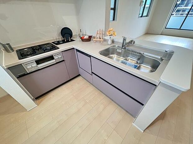 《システムキッチン》　■会話を楽しみながら食事を味わう。一緒にいる時間が楽しい空間。カフェにいるような気分で毎日を過ごしたい。家族でいる時間を柔らかに包み込むインテリア。