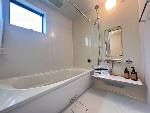 《浴室》　■ゆったり足を伸ばせる浴槽。お子様と一緒でもゆとりの広さ。1日の疲れを癒してくれるバスタイム。