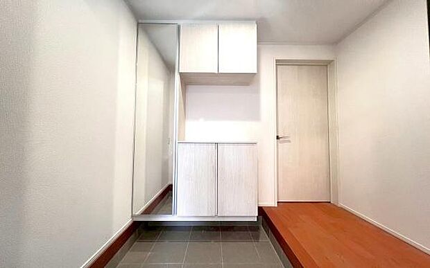 《玄関》　■玄関を開けると、エントランスホールがお出迎え。上がりがまちやシューズボックスがゆったりと構え、心地よさに包まれます。