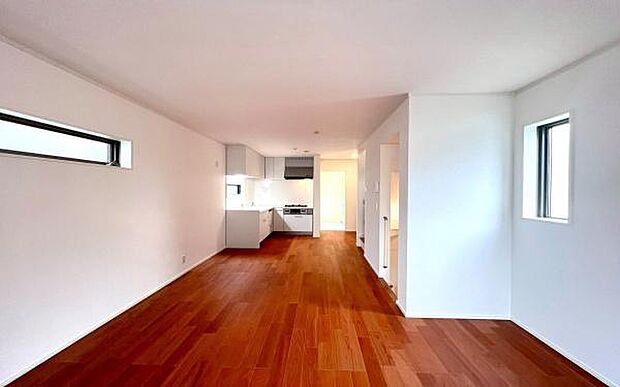 《リビングダイニング》　■豊かな光が照らすこの場所は、たわいもない会話を楽しみ、ゆったりとした時間を過ごす場所。家族の日常が刻まれる大切な空間です。自然光に溢れるこの空間はリフレッシュにピッタリです。