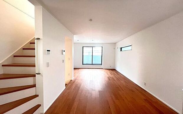 《リビングダイニング》　■上質な時間を育む暮らしのメインステージ。寛ぎとご家族とのコミュニケーションを育む居心地のよい場所。この明るい空間は家族に安らぎを与えて、落ち着いた心地よい空間になるでしょう。