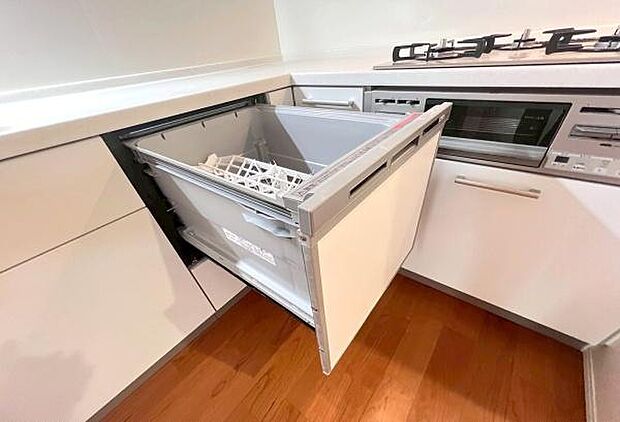 《食器洗い乾燥機》　■食事後もゆっくり過ごせる食器洗い乾燥機を設置。手洗いよりもキレイに洗え、節水にもなります。