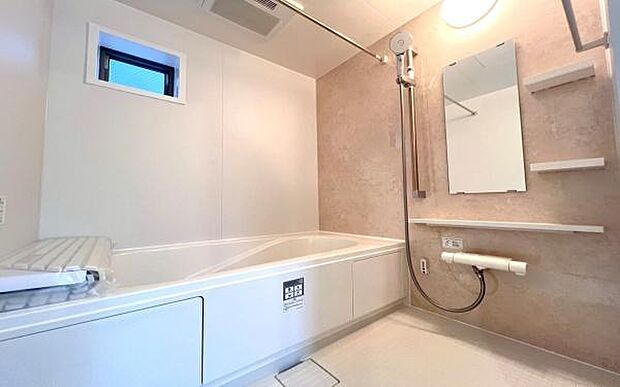 《浴室》　■ゆったり足を伸ばせる浴槽。お子様と一緒でもゆとりの広さ。1日の疲れを癒してくれるバスタイム。