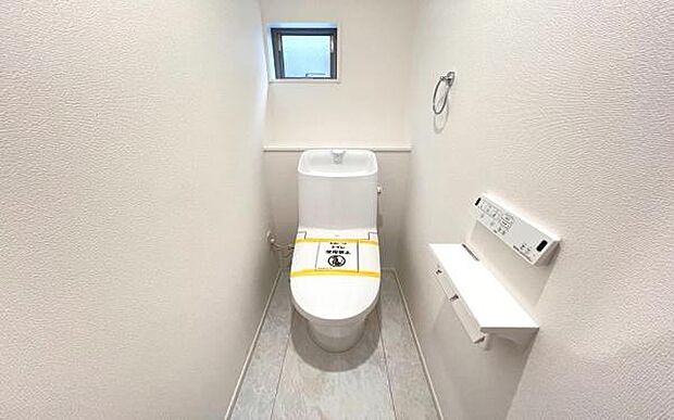 《トイレ》　■快適な使用感が人気の温水洗浄脱臭暖房機能を搭載。しかも汚れがつきにくく落ちやすい、洗浄力に優れた洗浄機能付トイレ。