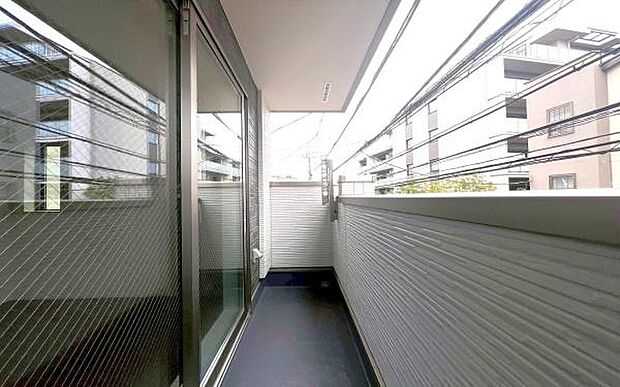 《バルコニー》　■陽当りも良く、洗濯物も良く乾きそうです。