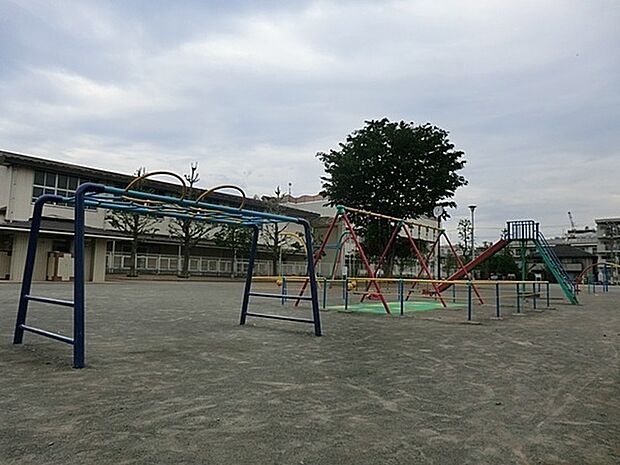 小向第三公園まで665m、お砂場、アスレチックもあり、ブランコもあり、トイレもあるのでちびっこ大満足です。