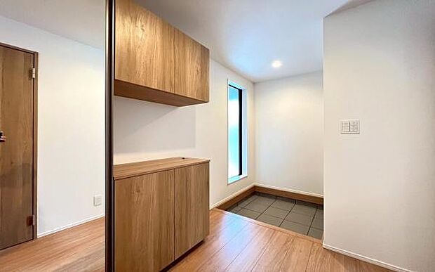 《玄関》 ■玄関を開けると、エントランスホールがお出迎え。上がりがまちやシューズボックスがゆったりと構え、心地よさに包まれます。