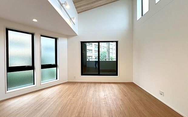 《リビングダイニング》 ■上質な時間を育む暮らしのメインステージ。寛ぎとご家族とのコミュニケーションを育む居心地のよい場所。この明るい空間は家族に安らぎを与えて、落ち着いた心地よい空間になるでしょう。