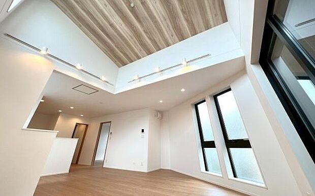 《リビングダイニング》 ■豊かな光が照らすこの場所は、たわいもない会話を楽しみ、ゆったりとした時間を過ごす場所。家族の日常が刻まれる大切な空間です。自然光に溢れるこの空間はリフレッシュにピッタリです。