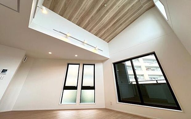 《リビングダイニング》 ■上質な時間を育む暮らしのメインステージ。寛ぎとご家族とのコミュニケーションを育む居心地のよい場所。この明るい空間は家族に安らぎを与えて、落ち着いた心地よい空間になるでしょう。