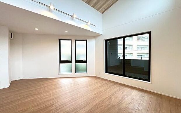 《リビングダイニング》 ■大画面TVも余裕、インテリアプランが考えやすいワイドなリビング。家族がしぜんに集まる広さ、お子様が思わず走り出す大空間。