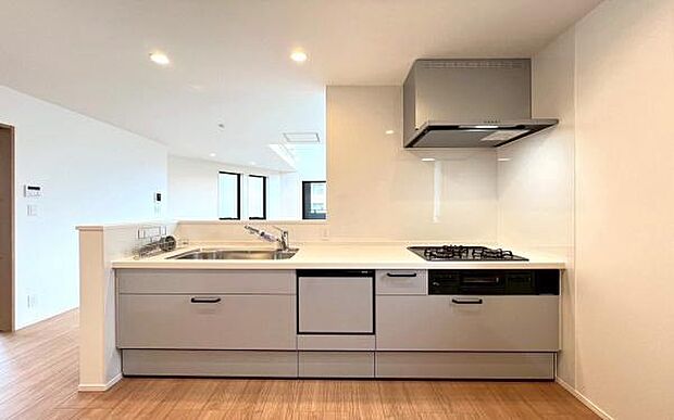 《システムキッチン》 ■会話を楽しみながら食事を味わう。一緒にいる時間が楽しい空間。カフェにいるような気分で毎日を過ごしたい。家族でいる時間を柔らかに包み込むインテリア。