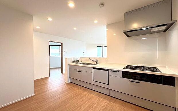 《キッチン》 ■家族が集う楽しく親子の会話もはずむキッチン。明るく清潔で使い勝手のいいキッチンには、いつも家族の笑顔があふれています。