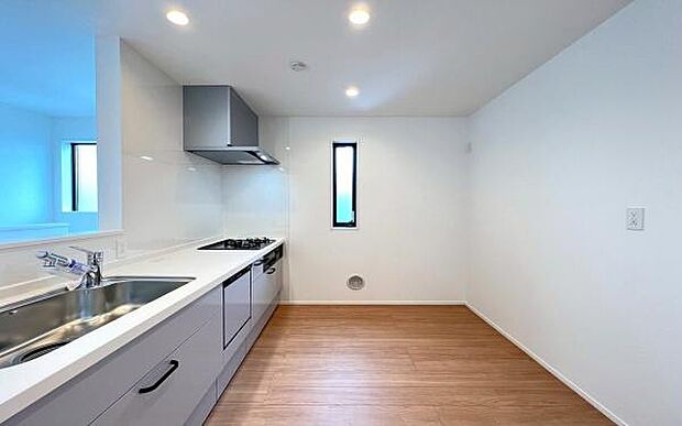 《システムキッチン》 ■大型冷蔵庫や食器棚を置いても余裕なスペース。奥様の料理の腕も上がりそうな予感。