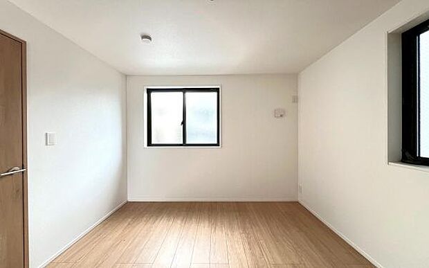 《子供部屋》 ■お子様の成長を優しく見守る、明るい子供部屋。遊んだり、学んだり、時には一人の時間を過ごしたりと健やかな毎日を育む大切な場所。未来への第一歩を育む、かけがえのない空間です。