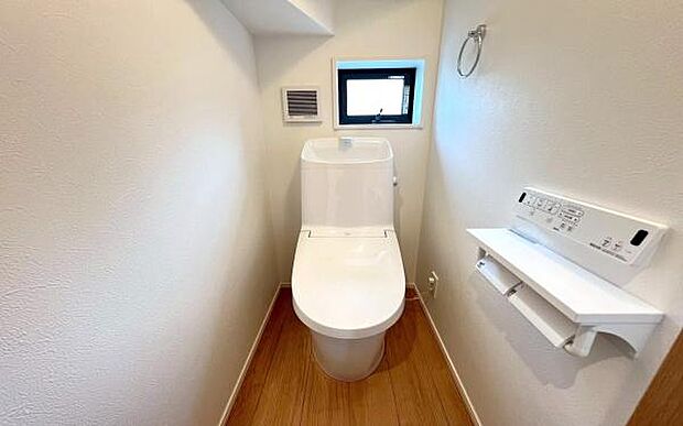 《トイレ》 ■快適な使用感が人気の温水洗浄脱臭暖房機能を搭載。しかも汚れがつきにくく落ちやすい、洗浄力に優れた洗浄機能付トイレ。