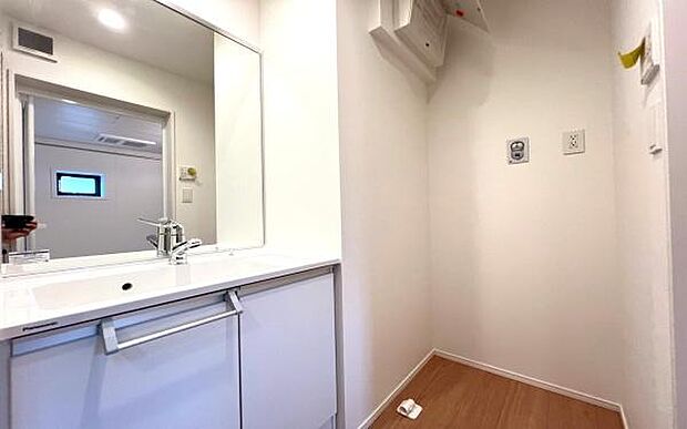 《洗面化粧台》 ■洗面化粧台の鏡は、メイクや髭剃りに便利な三面鏡タイプ。開いて合わせ鏡としても使用できます。鏡の裏側は収納スペースとして利用でき、小物などの保管に便利な棚も付いています。