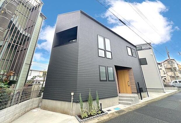 《現地》 ■豊かな光が照らすこの場所は、たわいもない会話を楽しみ、ゆったりとした時間を過ごす場所。家族の日常が刻まれる大切な空間です。