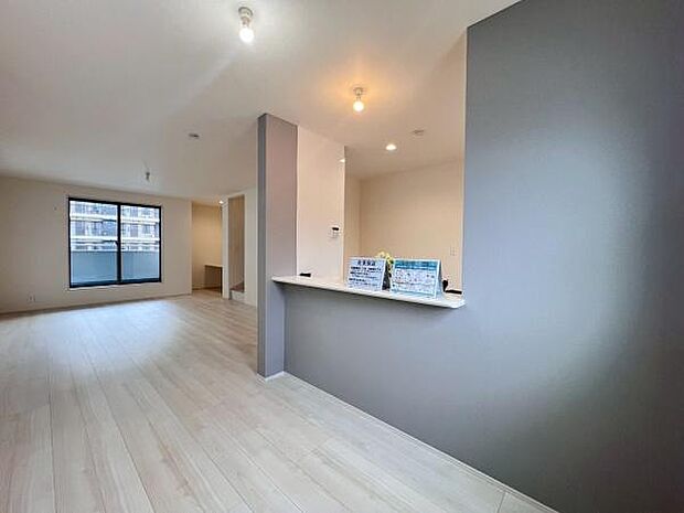 《リビングダイニング》　■家族が自然と集まって、思い思いにくつろぎ、遊び、語らう、やすらぎの空間。