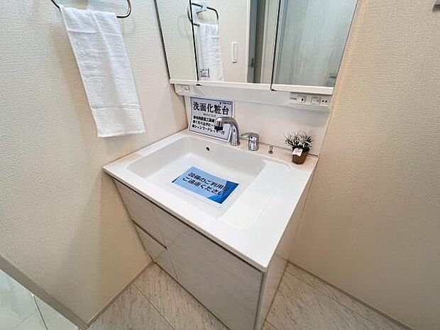 《洗面化粧台》　■使いやすいシャープなデザインの洗面化粧台。