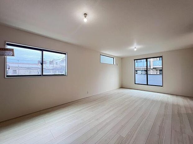 《リビングダイニング》　■家族が自然と集まって、思い思いにくつろぎ、遊び、語らう、やすらぎの空間。