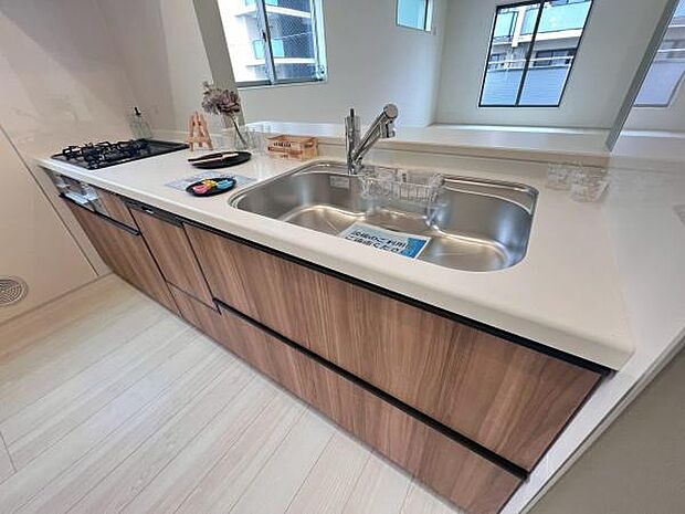 《システムキッチン》　■お手入れしやすくきれいなキッチン。お料理の始めから後片付けまで楽しい時間になりそうです。