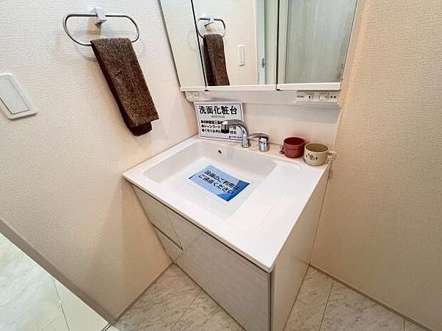 《洗面化粧台》　■使いやすいシャープなデザインの洗面化粧台。