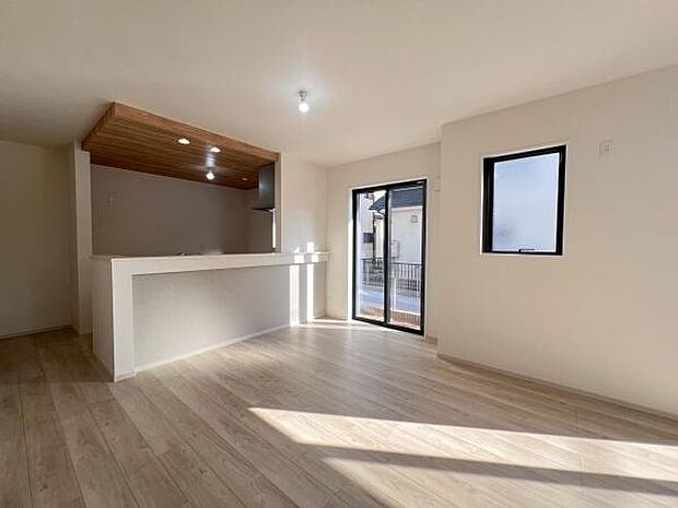 《リビングダイニング》　■ご家族でゆったりとした時間を過ごす場所です。