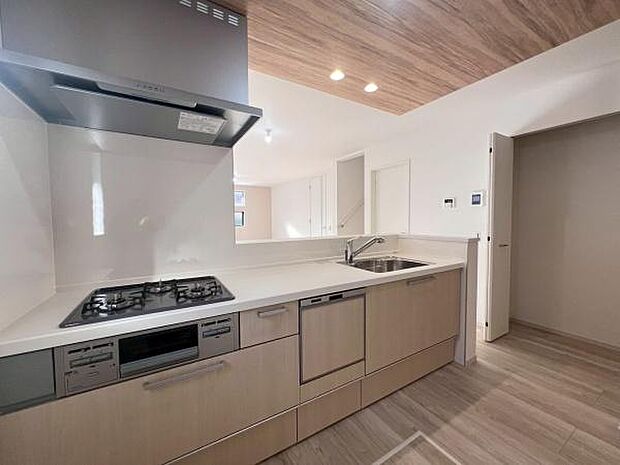 《システムキッチン》　■会話を楽しみながら食事を味わう。一緒にいる時間が楽しい空間。