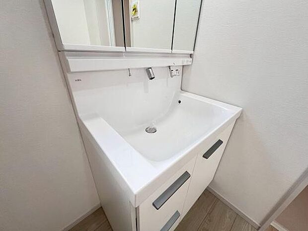 《洗面化粧台》　■使いやすいシャープなデザインの洗面化粧台。