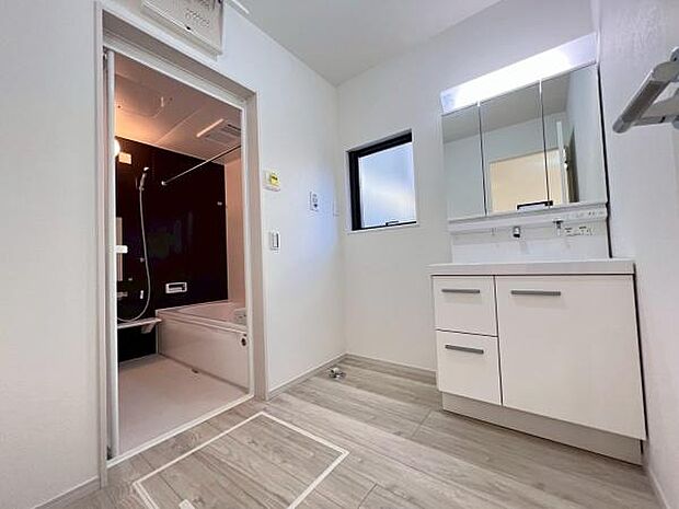 《洗面化粧台》 ■使いやすいシャープなデザインの洗面化粧台。