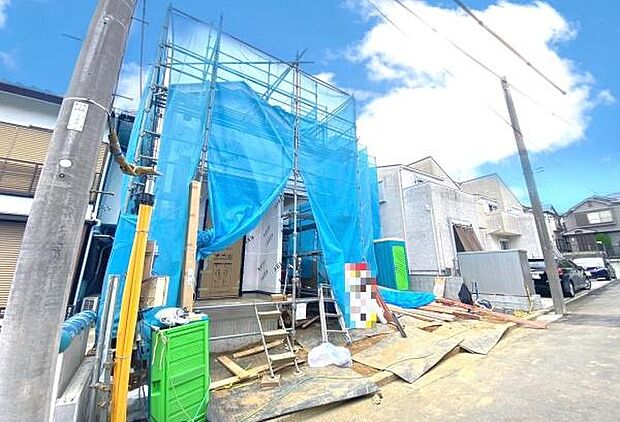 《現地》 ■豊かな光が照らすこの場所は、たわいもない会話を楽しみ、ゆったりとした時間を過ごす場所。家族の日常が刻まれる大切な空間です。