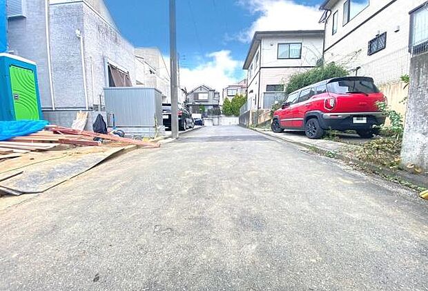 《前面道路》 ■閑静な住宅街の一角