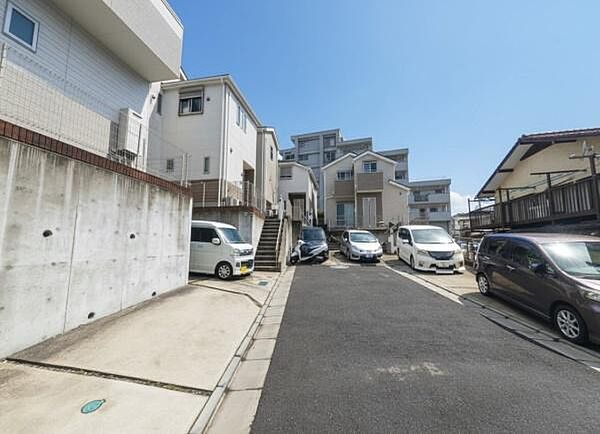 《外観》　■一戸建ての多いエリア、静かで落ち着いた雰囲気。シンプルで美しいフォルム空気までクリーンになるような佇まい。心地よいライフスタイルが実現できるそんな予感。