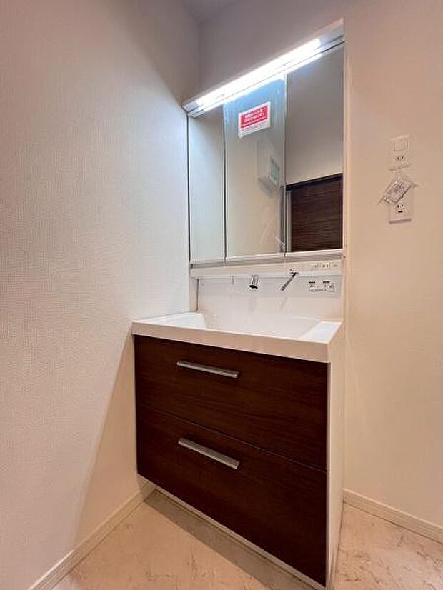 《洗面化粧台》 ■使いやすいシャープなデザインの洗面化粧台。