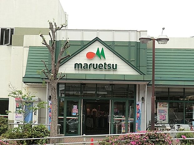 マルエツ名瀬店まで689m、営業時間:9時〜21時 1階は100円ショップや洋服屋さんなどがあり、地下はスーパーになっています。