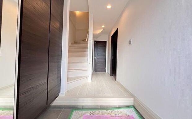 《玄関》 ■玄関を開けると、エントランスホールがお出迎え。上がりがまちやシューズボックスがゆったりと構え、心地よさに包まれます。