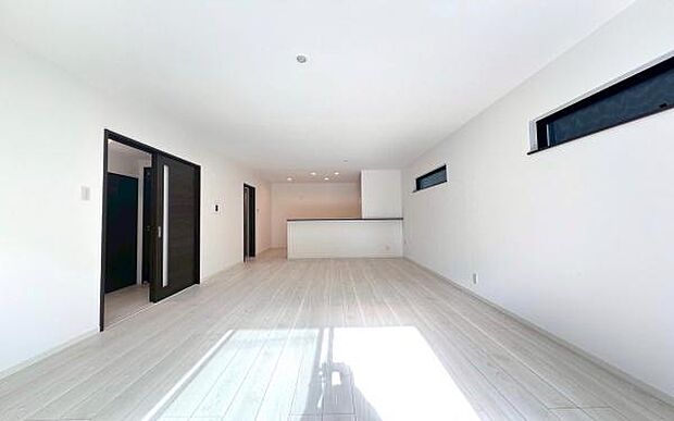 《リビングダイニング》 ■上質な時間を育む暮らしのメインステージ。寛ぎとご家族とのコミュニケーションを育む居心地のよい場所。この明るい空間は家族に安らぎを与えて、落ち着いた心地よい空間になるでしょう。