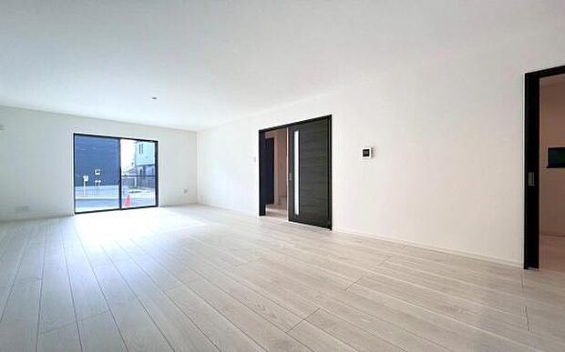 《リビングダイニング》 ■豊かな光が照らすこの場所は、たわいもない会話を楽しみ、ゆったりとした時間を過ごす場所。家族の日常が刻まれる大切な空間です。自然光に溢れるこの空間はリフレッシュにピッタリです。