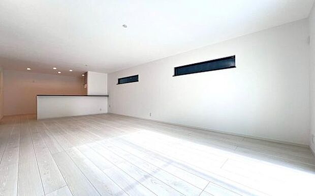 《リビングダイニング》 ■家族が自然と集まって、思い思いにくつろぎ、遊び、語らう、やすらぎの空間。隣室との間仕切りを開け放てばより一層開放的な空間に。