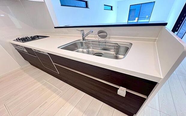 《システムキッチン》 ■大型冷蔵庫や食器棚を置いても余裕なスペース。奥様の料理の腕も上がりそうな予感。