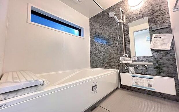 《浴室》 ■ゆったり足を伸ばせる浴槽。お子様と一緒でもゆとりの広さ。1日の疲れを癒してくれるバスタイム。
