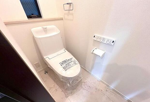 《トイレ》 ■快適な使用感が人気の温水洗浄脱臭暖房機能を搭載。しかも汚れがつきにくく落ちやすい、洗浄力に優れた洗浄機能付トイレ。