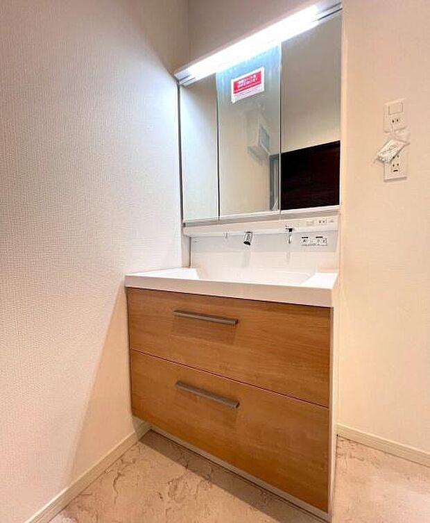 《洗面化粧台》洗練されたデザインのおしゃれなワイド仕様洗面化粧台。広々とした空間が、贅沢なひとときを演出します。快適さと美しさを兼ね備えた洗面所で、上質なライフスタイルをお楽しみください。