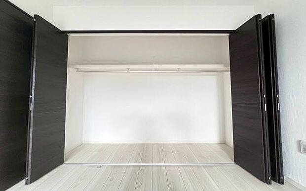 《収納》 ■洋服を機能的に収納できるハンガーパイプのほか、帽子やバッグを置ける枕棚も設置。ゆとりあふれる収納空間です。