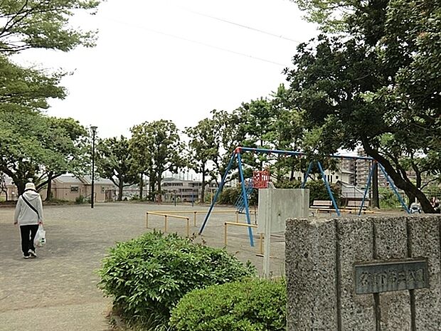 名瀬下第三公園まで694m、滑り台、砂場、ブランコ、三段階の鉄棒、健康遊具があります。広場もあり、ボール遊びや自転車練習も出来そうです。