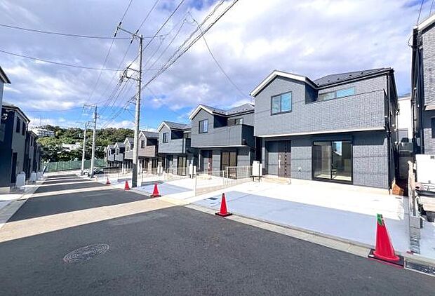 《現地》 ■豊かな光が照らすこの場所は、たわいもない会話を楽しみ、ゆったりとした時間を過ごす場所。家族の日常が刻まれる大切な空間です。